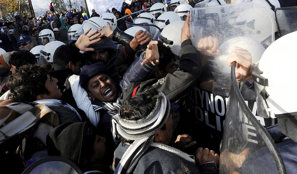 Imigrantes e polÃcia grega entram em confronto perto de Idomeni. 2/12/2015. REUTERS/Alexandros Avramidis (Foto: Paulo Emílio) Imigrantes e polÃcia grega entram em confronto perto de Idomeni. 2/12/2015. REUTERS/Alexandros Avramidis
