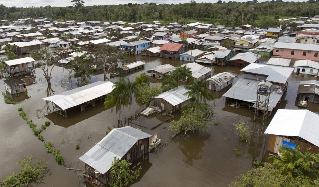View of a flooded area by the rising Rio Solimoes, one of the two main branches of the Amazon River, in Anama, Amazonas state, Brazil May 28, 2015. According to the state Civil Defense, more than 237,615 people were affected in the State with strong rains (Foto: Charles Nisz) View of a flooded area by the rising Rio Solimoes, one of the two main branches of the Amazon River, in Anama, Amazonas state, Brazil May 28, 2015. According to the state Civil Defense, more than 237,615 people were affected in the State with strong rains