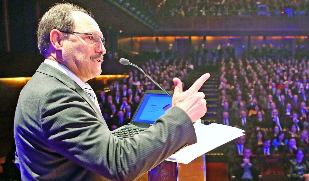 PORTO ALEGRE,RS, BRASIL, 01º.05.2015: O governador do Rio Grande do Sul, José Ivo Sartori, participou, na manhã desta segunda-feira (01º), do Seminário de Gerentes Banrisul: 1º ENCONTRO DE LÍDERES – GESTÃO 2015/2018, realizado no Teatro do Bourbon Country (Foto: José Barbacena) PORTO ALEGRE,RS, BRASIL, 01º.05.2015: O governador do Rio Grande do Sul, José Ivo Sartori, participou, na manhã desta segunda-feira (01º), do Seminário de Gerentes Banrisul: 1º ENCONTRO DE LÍDERES – GESTÃO 2015/2018, realizado no Teatro do Bourbon Country