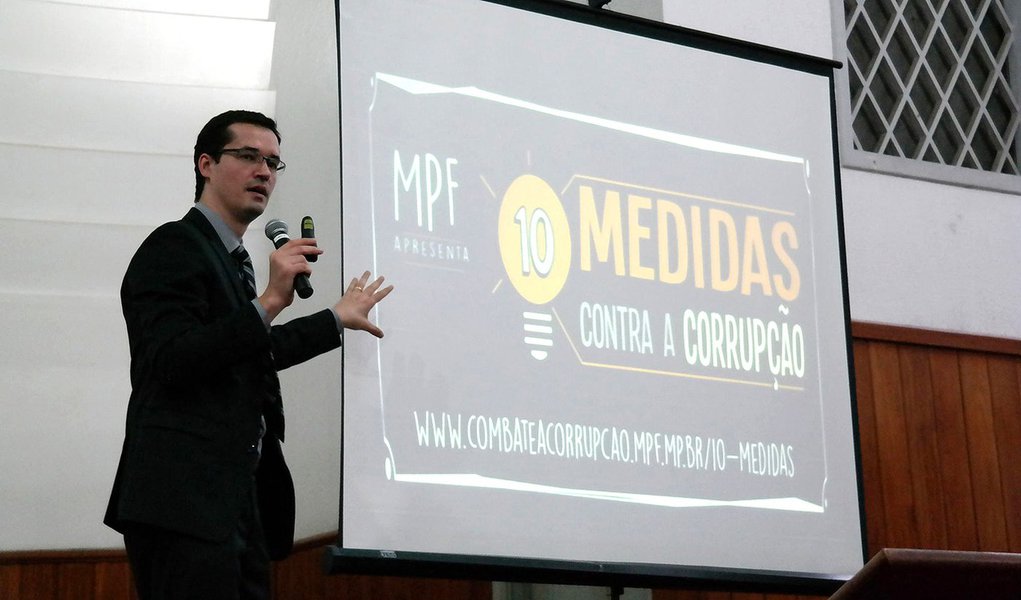 O procurador da República Deltan Dallagnol, que integra o núcleo da Operação Lava Jato, participa de lançamento, no Rio, do projeto 10 Medidas Contra a Corrupção, do MPF (Vladimir Platonow/Repórter da Agência Brasil) (Foto: Leonardo Attuch) O procurador da República Deltan Dallagnol, que integra o núcleo da Operação Lava Jato, participa de lançamento, no Rio, do projeto 10 Medidas Contra a Corrupção, do MPF (Vladimir Platonow/Repórter da Agência Brasil)