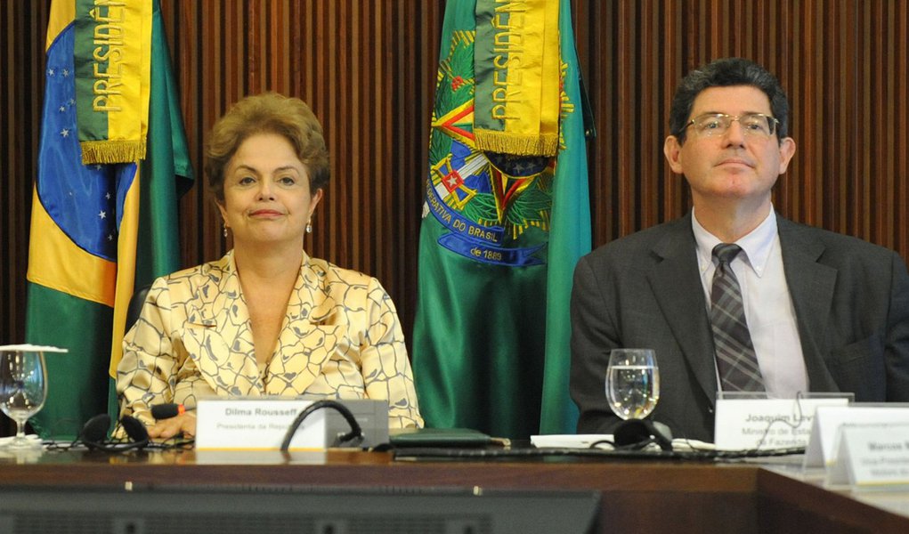Presidenta Dilma Rousseff e os ministros Aloizio Mercadante (Casa Civil) e Joaquim Levy (Fazenda), recebem o presidente da Anfavea, Luiz Moan Yabiku Junio, e dirigentes das empresas associadas (Jos� Cruz/Ag�ncia Brasil) (Foto: Roberta Namour) Presidenta Dilma Rousseff e os ministros Aloizio Mercadante (Casa Civil) e Joaquim Levy (Fazenda), recebem o presidente da Anfavea, Luiz Moan Yabiku Junio, e dirigentes das empresas associadas (Jos� Cruz/Ag�ncia Brasil)