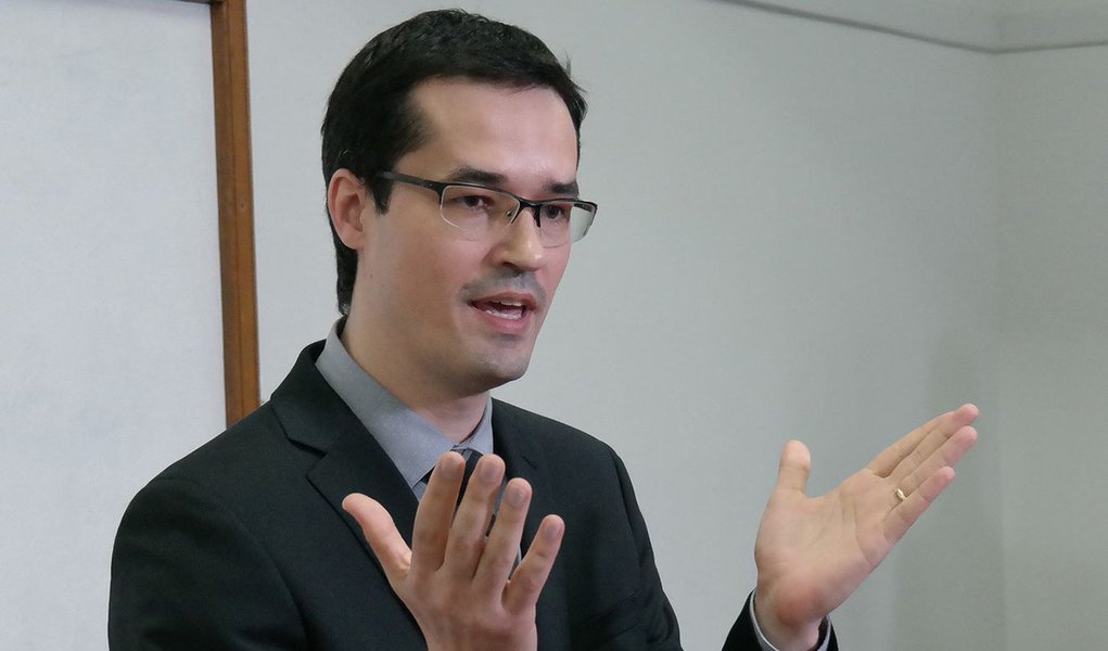O procurador da República Deltan Dallagnol, que integra o núcleo da Operação Lava Jato, participa de lançamento, no Rio, do projeto 10 Medidas Contra a Corrupção, do MPF (Vladimir Platonow/Repórter da Agência Brasil) (Foto: Leonardo Lucena) O procurador da República Deltan Dallagnol, que integra o núcleo da Operação Lava Jato, participa de lançamento, no Rio, do projeto 10 Medidas Contra a Corrupção, do MPF (Vladimir Platonow/Repórter da Agência Brasil)