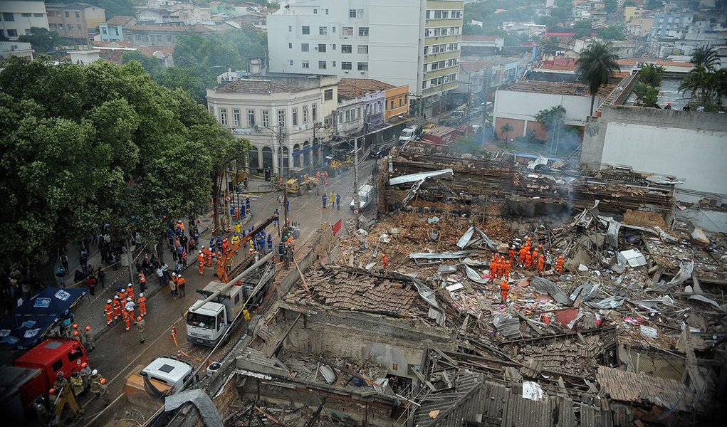 Rio de Janeiro - Explosão em um edifício de dois andares em São Cristóvão atingiu dois restaurantes, uma farmácia e 11 quitinetes localizadas em uma vila no fundo do prédio (Tânia Rêgo/Agência Brasil) (Foto: Leonardo Lucena) Rio de Janeiro - Explosão em um edifício de dois andares em São Cristóvão atingiu dois restaurantes, uma farmácia e 11 quitinetes localizadas em uma vila no fundo do prédio (Tânia Rêgo/Agência Brasil)