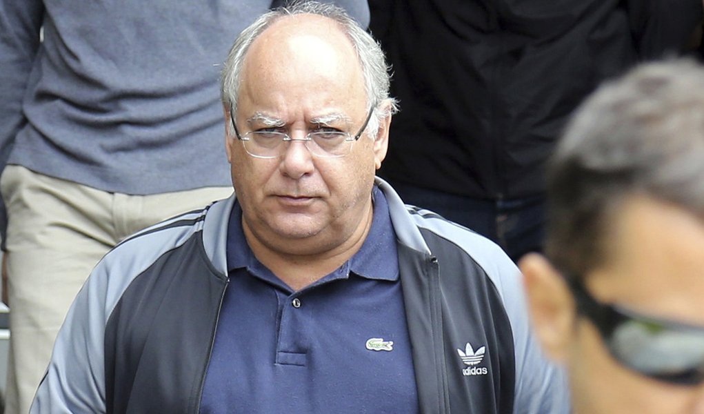 Ex-diretor de Serviços da Petrobras Renato Duque (esquerda) é escoltado pela PolÃcia Federal em Curitiba, no Paraná, na terça-feira. 17/03/2015 REUTERS/Rodolfo Burher (Foto: Gisele Federicce) Ex-diretor de Serviços da Petrobras Renato Duque (esquerda) é escoltado pela PolÃcia Federal em Curitiba, no Paraná, na terça-feira. 17/03/2015 REUTERS/Rodolfo Burher