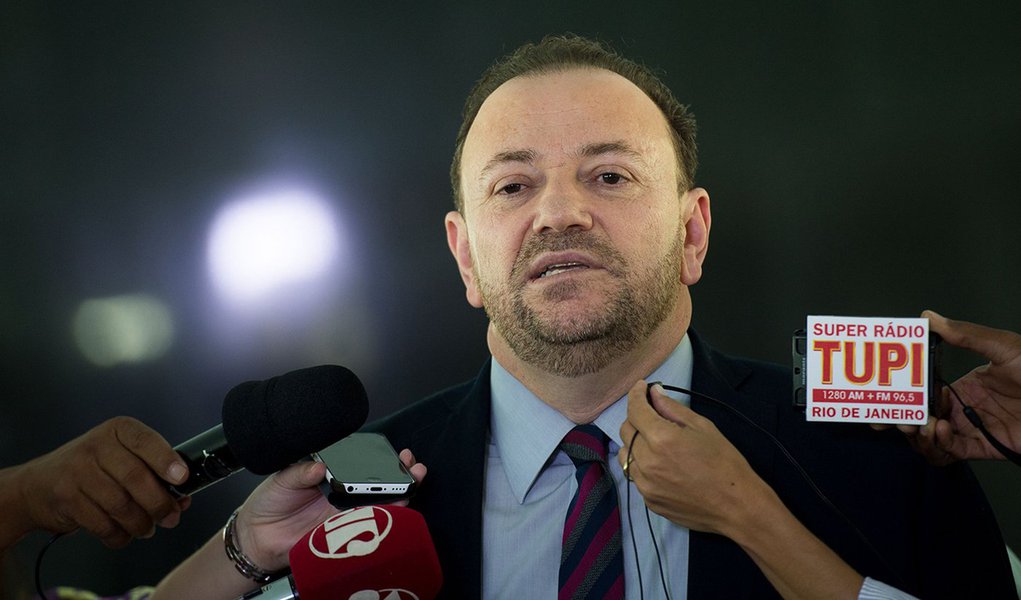 Brasília - O ministro-chefe da Secretaria de Comunicação Social da Presidência da República, Edinho Silva, fala à imprensa, após reunião de coordenação política no Palácio do Planalto (Marcelo Camargo/Agência Brasil) (Foto: Valter Lima) Brasília - O ministro-chefe da Secretaria de Comunicação Social da Presidência da República, Edinho Silva, fala à imprensa, após reunião de coordenação política no Palácio do Planalto (Marcelo Camargo/Agência Brasil)