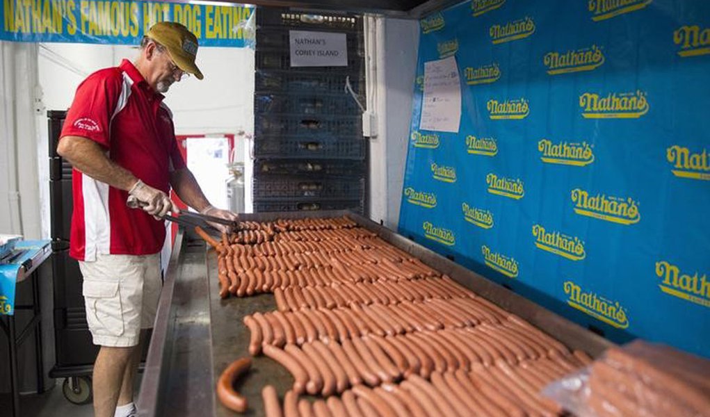 Homem preparando salsichas em evento em Nova York. 04/07/2015 REUTERS/Andrew Kelly (Foto: Aquiles Lins) Homem preparando salsichas em evento em Nova York. 04/07/2015 REUTERS/Andrew Kelly