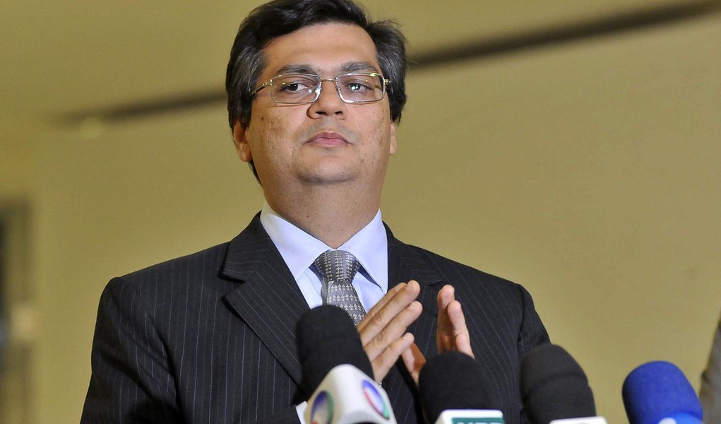 Bras�lia - O presidente da Embratur, Fl�vio Dino, fala com a imprensa ap�s encontro com a ministra-chefe da Casa Civil, Gleisi Hoffmann, e com o ministro da Justi�a, Joz� Eduardo Cardozo (Foto: Leonardo Lucena) Bras�lia - O presidente da Embratur, Fl�vio Dino, fala com a imprensa ap�s encontro com a ministra-chefe da Casa Civil, Gleisi Hoffmann, e com o ministro da Justi�a, Joz� Eduardo Cardozo