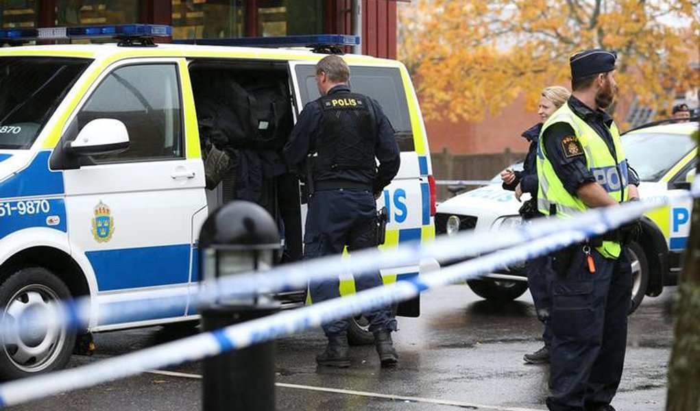 Policiais cercam escola onde homem marcarado atacou, em Trollhattan. 22/10/2015. REUTERS/Bjorn Larsson Rosvall/TT News Agency (Foto: Paulo Emílio) Policiais cercam escola onde homem marcarado atacou, em Trollhattan. 22/10/2015. REUTERS/Bjorn Larsson Rosvall/TT News Agency