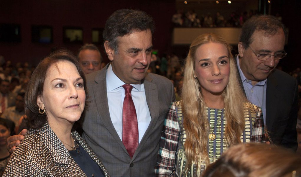 Aécio Neves durante abertura do Seminário Internacional sobre a América Latina, em Lima, no Peru.
Com Mitzy Capriles Ledezma e Lílian Tintori de Lopez, esposas dos oposicionistas presos na Venezuela. (Foto: Roberta Namour) Aécio Neves durante abertura do Seminário Internacional sobre a América Latina, em Lima, no Peru.
Com Mitzy Capriles Ledezma e Lílian Tintori de Lopez, esposas dos oposicionistas presos na Venezuela.