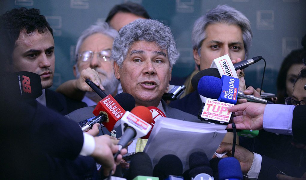 Líder do PSOL, dep. Chico Alencar (RJ), junto com parlamentares de outros partidos, concede entrevista coletiva Data: 20/08/2015 - Foto: Gustavo Lima - Câmara dos Deputados (Foto: Aquiles Lins) Líder do PSOL, dep. Chico Alencar (RJ), junto com parlamentares de outros partidos, concede entrevista coletiva Data: 20/08/2015 - Foto: Gustavo Lima - Câmara dos Deputados