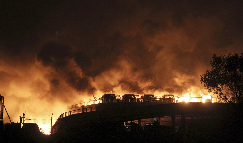 Veículos queimam após explosões em Tianjin, na China, nesta quarta-feira. 13/08/2015 REUTERS/Stringer (Foto: Roberta Namour) Veículos queimam após explosões em Tianjin, na China, nesta quarta-feira. 13/08/2015 REUTERS/Stringer