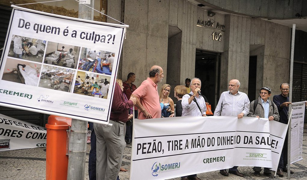 O Conselho Regional de Medicina do Estado do Rio de Janeiro (Cremerj), realiza em frente à Secretaria Estadual de Saúde ato público para denunciar a situação crítica da saúde pública no estado (Tânia Rêgo/Agência Brasil) (Foto: Leonardo Lucena) O Conselho Regional de Medicina do Estado do Rio de Janeiro (Cremerj), realiza em frente à Secretaria Estadual de Saúde ato público para denunciar a situação crítica da saúde pública no estado (Tânia Rêgo/Agência Brasil)