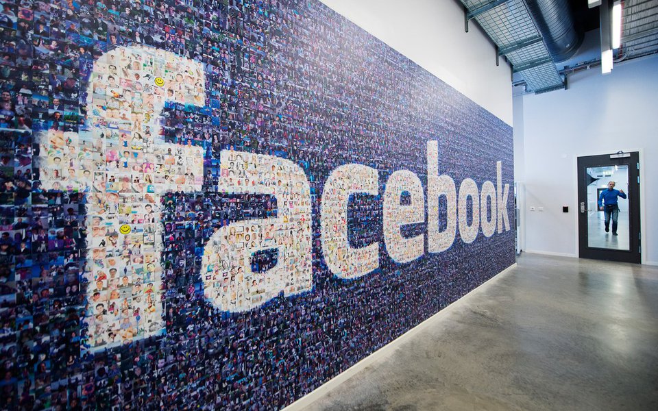 A big logo created from pictures of Facebook users worldwide is pictured in the company's Data Center, its first outside the US on November 7, 2013 in Lulea, in Swedish Lapland. The company began construction on the facility in October 2011 and went live (Foto: Charles Nisz) A big logo created from pictures of Facebook users worldwide is pictured in the company's Data Center, its first outside the US on November 7, 2013 in Lulea, in Swedish Lapland. The company began construction on the facility in October 2011 and went live