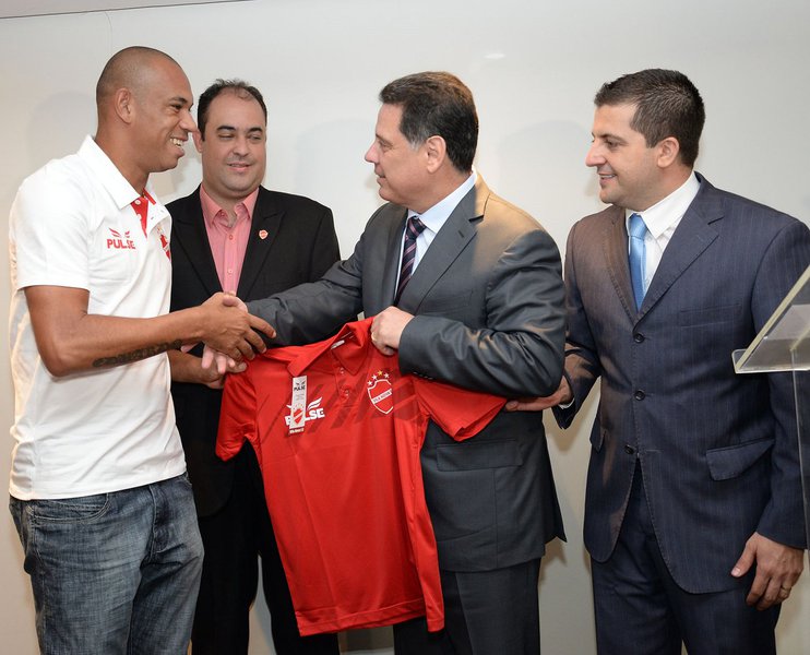 Governador Marconi Perillo recebe a Diretoria e o elenco do Vila Nova Esporte clube, campe�o da serie C (Foto: Realle Palazzo-Martini) Governador Marconi Perillo recebe a Diretoria e o elenco do Vila Nova Esporte clube, campe�o da serie C