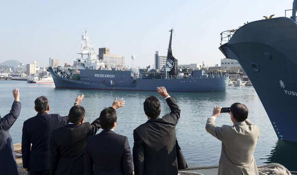 Frota baleeira japonesa vista no porto da cidade de Shimonoseki. 01/12/2015 REUTERS/Kyodo (Foto: Aquiles Lins) Frota baleeira japonesa vista no porto da cidade de Shimonoseki. 01/12/2015 REUTERS/Kyodo