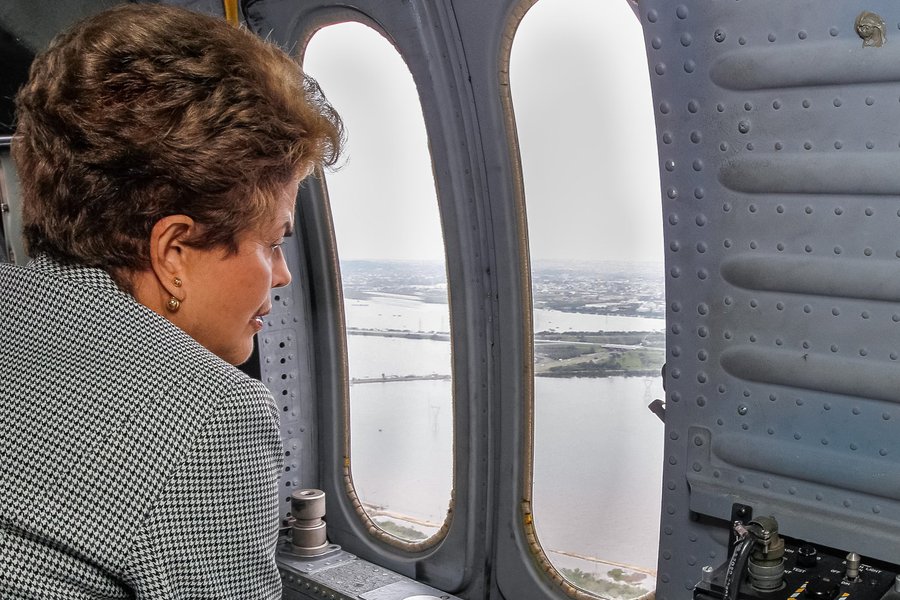 Canoas - RS, 24/10/2015. Presidenta Dilma Rousseff durante sobrevoo às regiões afetadas pelas chuvas no Rio Grande do Sul. Foto: Roberto Stuckert Filho/PR (Foto: Paulo Emílio) Canoas - RS, 24/10/2015. Presidenta Dilma Rousseff durante sobrevoo às regiões afetadas pelas chuvas no Rio Grande do Sul. Foto: Roberto Stuckert Filho/PR