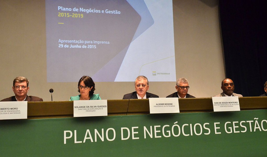O presidente da Petrobras, Aldemir Bendine e diretores da empresa apresentam o Plano de Negócios e Gestão para 2015 a 2019 (Fernando Frazão/Agência Brasil) (Foto: Roberta Namour) O presidente da Petrobras, Aldemir Bendine e diretores da empresa apresentam o Plano de Negócios e Gestão para 2015 a 2019 (Fernando Frazão/Agência Brasil)