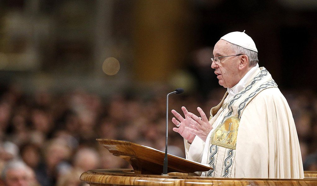 VAT04 CIUDAD DEL VATICANO (VATICANO) 31/12/2013.- El papa Francisco oficia por primera vez en su pontificado la oración de las primeras vísperas y el "Te Deum", para dar gracias por el año transcurrido, en la Basílica de San Pedro del Vaticano hoy, martes (Foto: Leonardo Attuch) VAT04 CIUDAD DEL VATICANO (VATICANO) 31/12/2013.- El papa Francisco oficia por primera vez en su pontificado la oración de las primeras vísperas y el "Te Deum", para dar gracias por el año transcurrido, en la Basílica de San Pedro del Vaticano hoy, martes