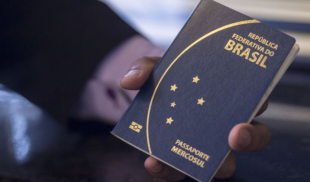 Novo passaporte comum eletrônico brasileiro. O documento passou a ser emitido desde a última segunda -feira (6) pela PolÃcia Federal e Casa da Moeda, e terá prazo de validade de 10 anos (Marcelo Camargo/Agência Brasil) (Foto: Charles Nisz) Novo passaporte comum eletrônico brasileiro. O documento passou a ser emitido desde a última segunda -feira (6) pela PolÃcia Federal e Casa da Moeda, e terá prazo de validade de 10 anos (Marcelo Camargo/Agência Brasil)