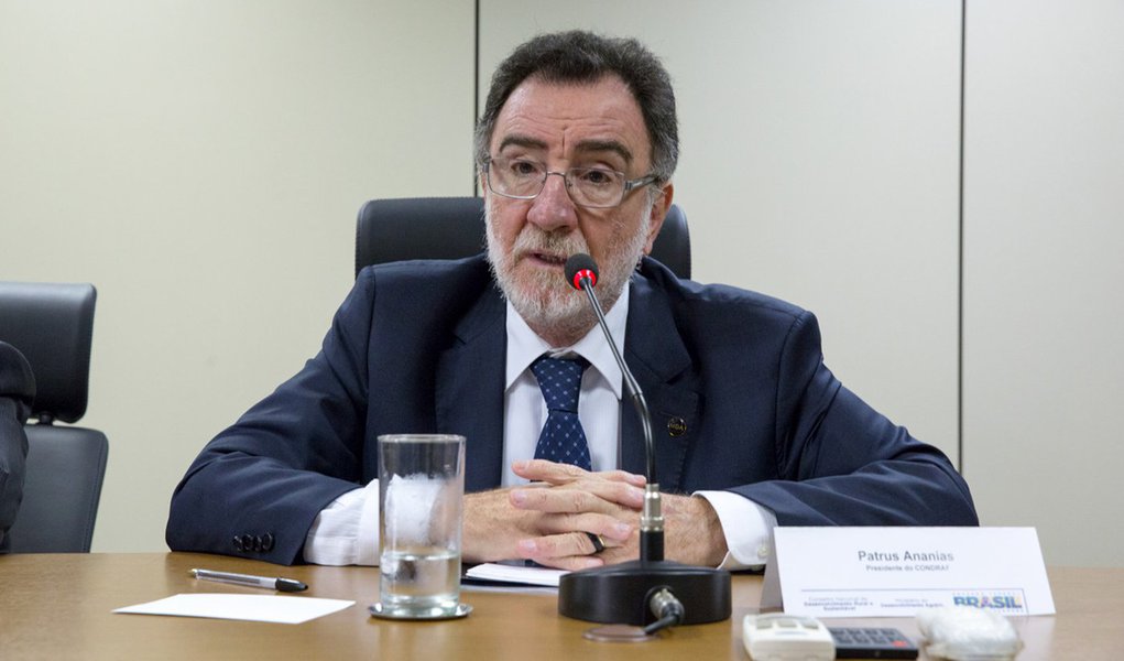 2015mai13 Ministro Patrus Ananias, participa da reunião ordinária do Conselho Nacional de Desenvolvimento Rural Sustentável - CONDRAF. Eixo do debate: PPA e Plano Safra. Foto Albino Oliveira/MDA (Foto: Roberta Namour) 2015mai13 Ministro Patrus Ananias, participa da reunião ordinária do Conselho Nacional de Desenvolvimento Rural Sustentável - CONDRAF. Eixo do debate: PPA e Plano Safra. Foto Albino Oliveira/MDA