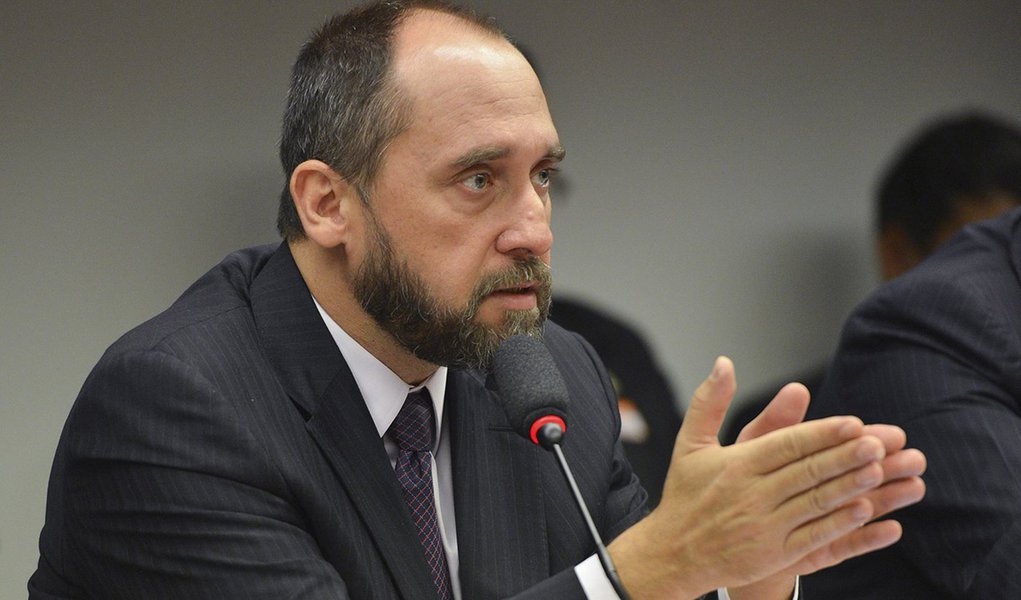 O advogado-geral da União, Luiz Inácio Adams presta depoimento na Comissão Parlamentar de Inquérito da Petrobras (José Cruz/Agência Brasil) (Foto: Gisele Federicce) O advogado-geral da União, Luiz Inácio Adams presta depoimento na Comissão Parlamentar de Inquérito da Petrobras (José Cruz/Agência Brasil)