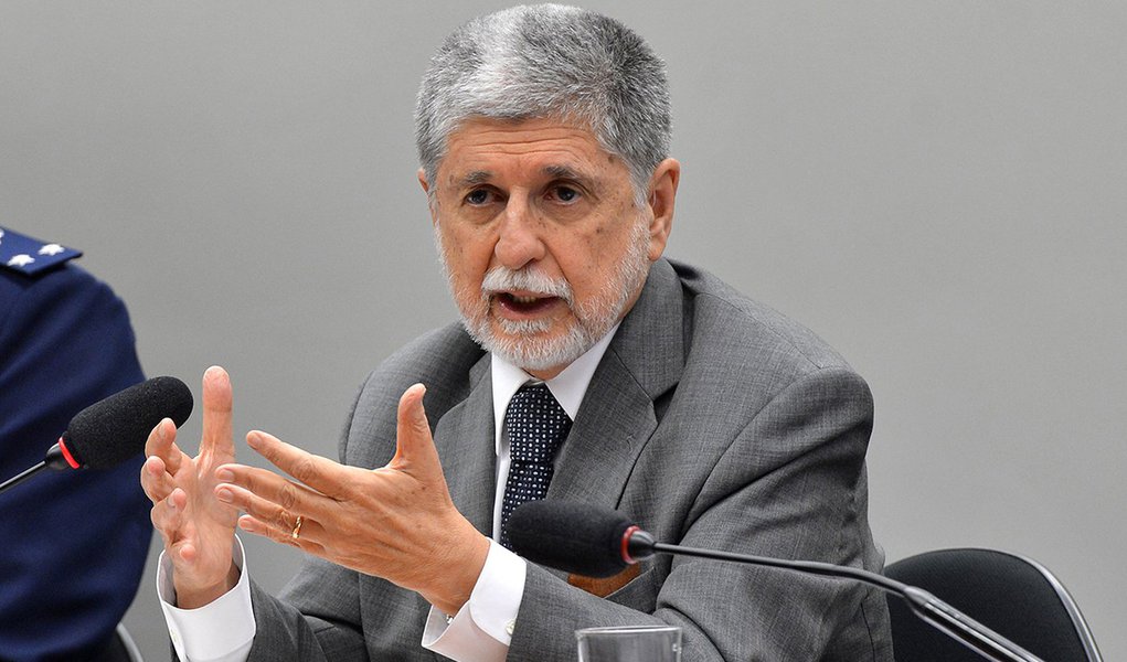 O ministro da Defesa, Celso Amorim, fala em audiência nas comissões de Relações Exteriores e de Defesa Nacional; e de Fiscalização Financeira e Controle, sobre a compra de 36 caças suecos (Wilson Dias/Agência Brasil) (Foto: Gisele Federicce) O ministro da Defesa, Celso Amorim, fala em audiência nas comissões de Relações Exteriores e de Defesa Nacional; e de Fiscalização Financeira e Controle, sobre a compra de 36 caças suecos (Wilson Dias/Agência Brasil)