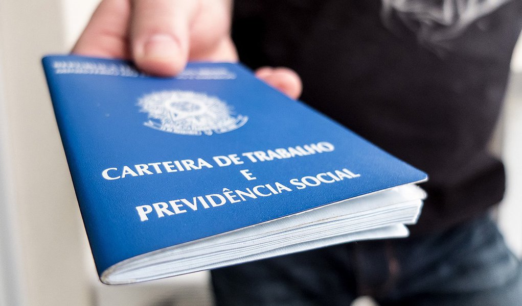 O MPT-RJ (Ministério Público do Trabalho no Rio de Janeiro) entrou com ação civil pública pedindo que todos os selecionados para o programa de trabalho voluntário da Fifa para a Copa do Mundo sejam contratados com carteira de trabalho assinada. (Foto: Paulo Emílio) O MPT-RJ (Ministério Público do Trabalho no Rio de Janeiro) entrou com ação civil pública pedindo que todos os selecionados para o programa de trabalho voluntário da Fifa para a Copa do Mundo sejam contratados com carteira de trabalho assinada.