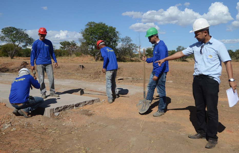 Visita ao Presídio de Pirapora. Presos trabalham nas reformas, construção da passarela de vigia e assitem aula. Cela íntima e antigos mourões que serviam de cerca no presídio e foram substituídos por um muro contruído pelos presos.
Visita ao terreno onde (Foto: Charles Nisz) Visita ao Presídio de Pirapora. Presos trabalham nas reformas, construção da passarela de vigia e assitem aula. Cela íntima e antigos mourões que serviam de cerca no presídio e foram substituídos por um muro contruído pelos presos.
Visita ao terreno onde