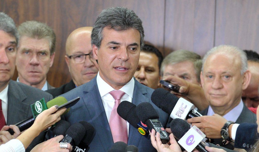 Curitiba- PR- Brasil- 30/09/2015- Governador Beto Richa entrega orçamento do Estado para exercício 2016 para o presidente da Alep, deputado Traiano. Foto: Dálie Felberg/ Alep (Foto: Leonardo Lucena) Curitiba- PR- Brasil- 30/09/2015- Governador Beto Richa entrega orçamento do Estado para exercício 2016 para o presidente da Alep, deputado Traiano. Foto: Dálie Felberg/ Alep