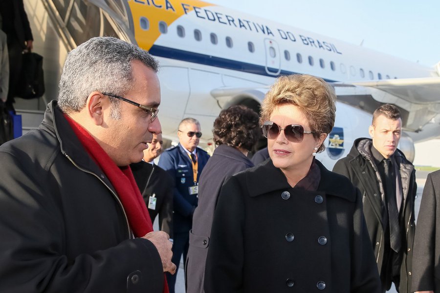 Paris - França, 28/11/2015. Presidenta Dilma Rousseff recebe cumprimentos durante sua chegada à França. Foto: Roberto Stuckert Filho/PR (Foto: Leonardo Attuch) Paris - França, 28/11/2015. Presidenta Dilma Rousseff recebe cumprimentos durante sua chegada à França. Foto: Roberto Stuckert Filho/PR