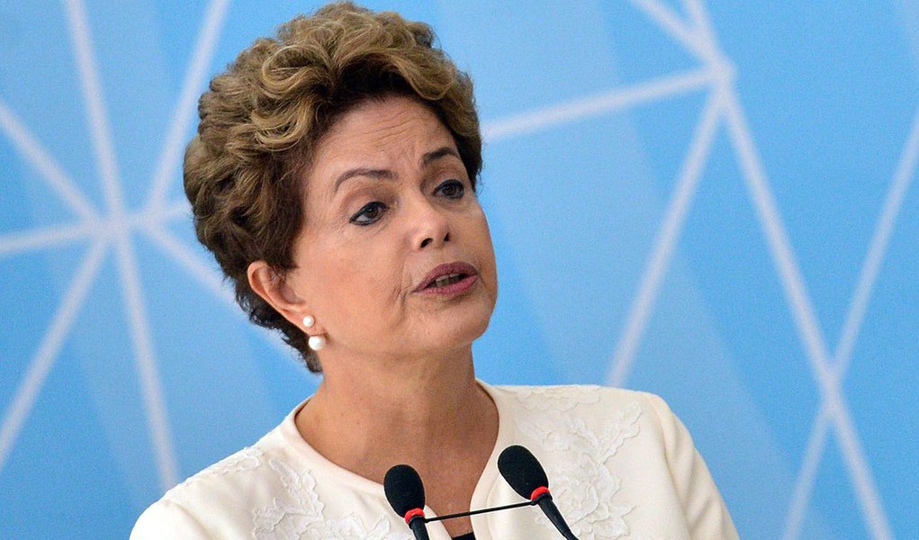 Brasília - A presidenta Dilma Rousseff participa da cerimônia de anúncio dos critérios de outorgas de radiodifusão AM para FM, no Palácio do Planalto (José Cruz/Agência Brasil) (Foto: Valter Lima) Brasília - A presidenta Dilma Rousseff participa da cerimônia de anúncio dos critérios de outorgas de radiodifusão AM para FM, no Palácio do Planalto (José Cruz/Agência Brasil)