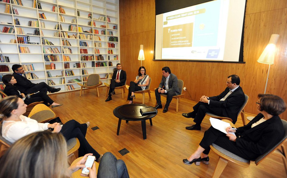 SEBRAE / COLETIVA BLACK FRIDAY LEGAL 2015 - São Paulo - Data: 17/11/2015 - Diretora Técnica do SEBRAE, Heloisa Menezes, participa da coletiva Black Friday Legal 2015, na Livraria Cultura do Shopping Iguatemi. Foto: Luiz Prado / Agência Luz/ Agência SEBRAE (Foto: Luis Mauro Queiroz) SEBRAE / COLETIVA BLACK FRIDAY LEGAL 2015 - São Paulo - Data: 17/11/2015 - Diretora Técnica do SEBRAE, Heloisa Menezes, participa da coletiva Black Friday Legal 2015, na Livraria Cultura do Shopping Iguatemi. Foto: Luiz Prado / Agência Luz/ Agência SEBRAE