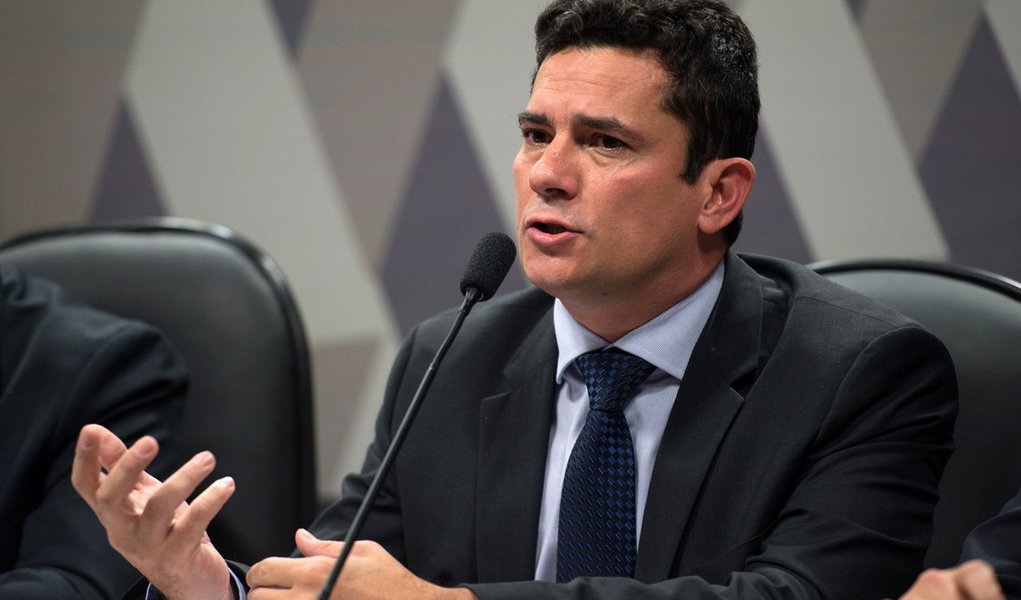 O juiz federal Sergio Moro participa na Comiss�o de Constitui��o, Justi�a e Cidadania (CCJ) do Senado de audi�ncia p�blica sobre projeto que altera o C�digo de Processo Penal (Fabio Rodrigues Pozzebom/Ag�ncia Brasil) (Foto: Jeferson Miola) O juiz federal Sergio Moro participa na Comiss�o de Constitui��o, Justi�a e Cidadania (CCJ) do Senado de audi�ncia p�blica sobre projeto que altera o C�digo de Processo Penal (Fabio Rodrigues Pozzebom/Ag�ncia Brasil)