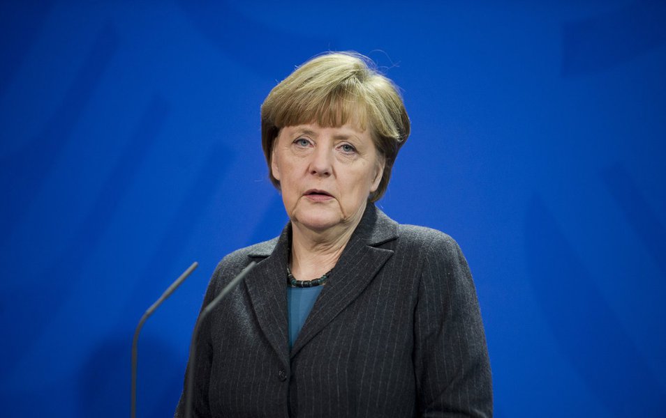 German Chancellor Angela Merkel addresses the media during a joint press conference as part of a meeting with Prime Minister of Singapore Lee Hsien Loong at the chancellery in Berlin, Germany, Tuesday, Feb. 3, 2015. (AP Photo/Steffi Loos) (Foto: Leonardo Lucena) German Chancellor Angela Merkel addresses the media during a joint press conference as part of a meeting with Prime Minister of Singapore Lee Hsien Loong at the chancellery in Berlin, Germany, Tuesday, Feb. 3, 2015. (AP Photo/Steffi Loos)