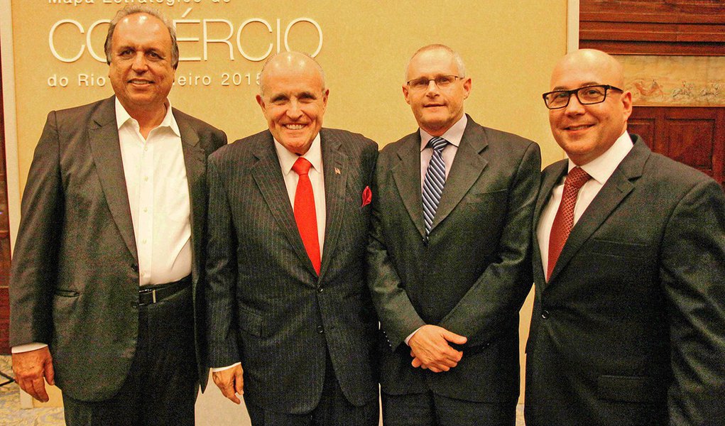 26/10/2015 - Rio de Janeiro - RJ - Governador Luiz Fernando Pezão e o ex-prefeito de Nova Iorque, Rudolph Giuliani, participam do lançamento do Mapa Estratégico do Comércio do Rio de Janeiro 2015-2020 (Fecomércio), em Copacabana na zona sul da cidade. (Foto: Leonardo Lucena) 26/10/2015 - Rio de Janeiro - RJ - Governador Luiz Fernando Pezão e o ex-prefeito de Nova Iorque, Rudolph Giuliani, participam do lançamento do Mapa Estratégico do Comércio do Rio de Janeiro 2015-2020 (Fecomércio), em Copacabana na zona sul da cidade.