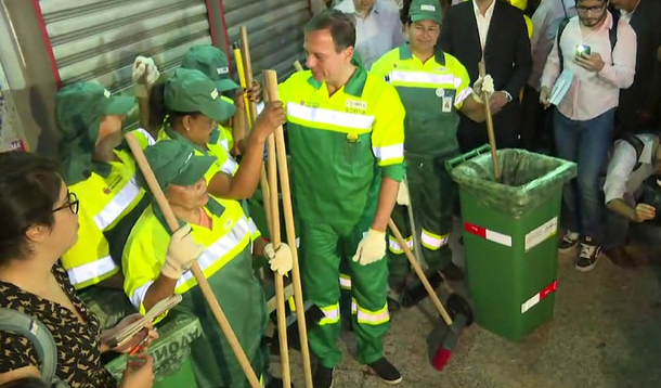 João Doria vestido de gari lixeiro Cidade Linda (Foto: Simão Pedro) João Doria vestido de gari lixeiro Cidade Linda