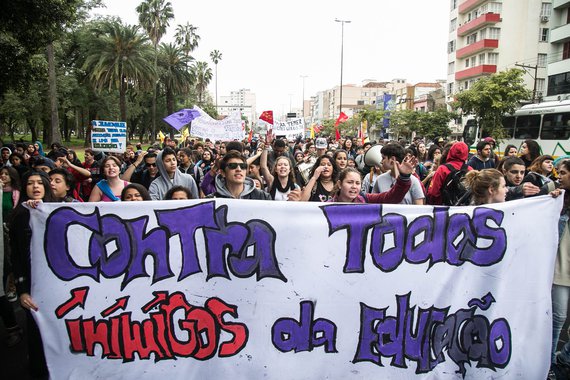 11/08/2016 - PORTO ALEGRE, RS - Ato do dia do Estudante - Contra Todos os Inimigos da Educação, na Escola Julio de Castilhos. Foto: Maia Rubim/Sul21 (Foto: Newton Lima) 11/08/2016 - PORTO ALEGRE, RS - Ato do dia do Estudante - Contra Todos os Inimigos da Educação, na Escola Julio de Castilhos. Foto: Maia Rubim/Sul21
