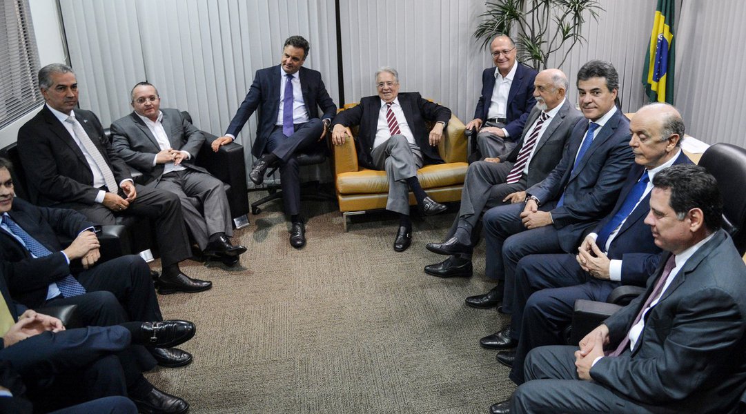 Brasília - O presidente nacional do PSDB, senador Aécio Neves, o ex-presidente da Fernando Henrique Cardoso, e governadores tucanos em reunião na sede da Executiva Nacional do PSDB (Valter Campanato/Agência Brasil) (Foto: Eduardo Guimarães) Brasília - O presidente nacional do PSDB, senador Aécio Neves, o ex-presidente da Fernando Henrique Cardoso, e governadores tucanos em reunião na sede da Executiva Nacional do PSDB (Valter Campanato/Agência Brasil)