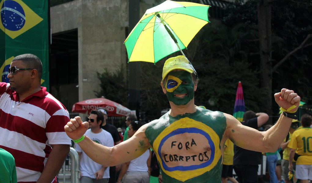 São Paulo- SP- Brasil- 16/08/2015- Manifestação contra o governo Dilma, na avenida Paulista. Na foto, manifestantes em dispersão, descendo a rua da Consolação, no sentido centro. Foto: André Tambucci/ Fotos Públicas (Foto: Jean Menezes de Aguiar) São Paulo- SP- Brasil- 16/08/2015- Manifestação contra o governo Dilma, na avenida Paulista. Na foto, manifestantes em dispersão, descendo a rua da Consolação, no sentido centro. Foto: André Tambucci/ Fotos Públicas
