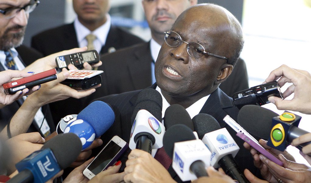 Ministro Joaquim Barbosa tira fotos com jornalistas após sessão extraordinária do STF. Foto:Nelson Jr./SCO/STF (01/07/2014) (Foto: Paulo Emílio) Ministro Joaquim Barbosa tira fotos com jornalistas após sessão extraordinária do STF. Foto:Nelson Jr./SCO/STF (01/07/2014)