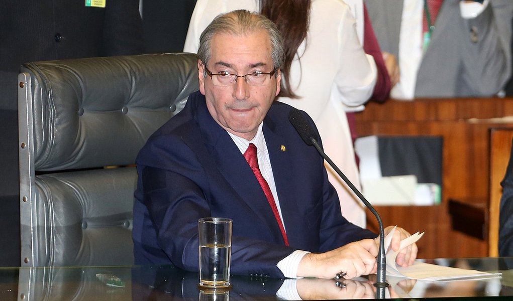 Brasília- DF 15-12-2015 Foto Lula Marques/Agência PT Deputado, Eduardo Cunha preside a sessão da câmara. Deputados votando. (Foto: Paulo Emílio) Brasília- DF 15-12-2015 Foto Lula Marques/Agência PT Deputado, Eduardo Cunha preside a sessão da câmara. Deputados votando.