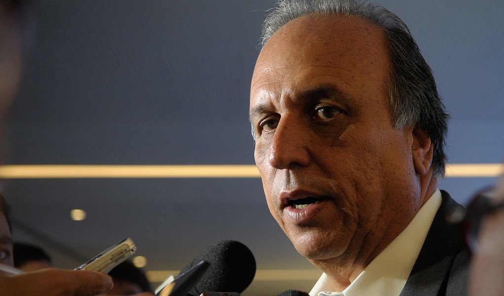 Rio de Janeiro - O governador do Rio de Janeiro, Luiz Fernando Pezão fala com a imprensa durante sessão de abertura da conferência internacional UrbanTec Brasil 2015 (Tânia Rêgo/Agência Brasil) (Foto: Leonardo Lucena) Rio de Janeiro - O governador do Rio de Janeiro, Luiz Fernando Pezão fala com a imprensa durante sessão de abertura da conferência internacional UrbanTec Brasil 2015 (Tânia Rêgo/Agência Brasil)