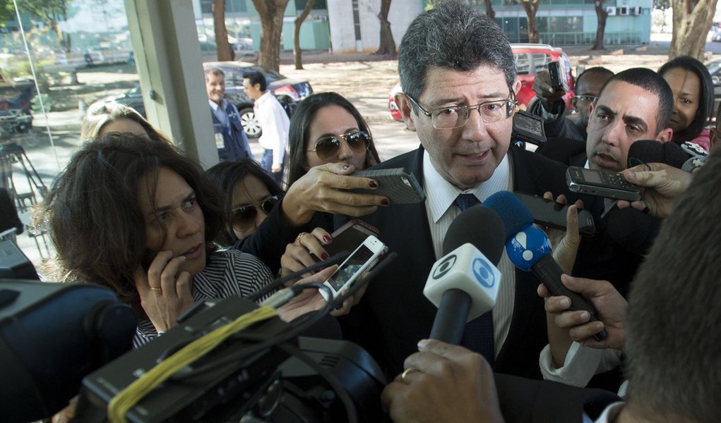 O Ministro da Fazenda, Joaquim Levy chega para reuni�o com o governador de Minas Gerais, Fernando Pimentel, e o governador do Rio de Janeiro, Luiz Fernando Pez�o ( Marcelo Camargo/Ag�ncia Brasil) (Foto: Aquiles Lins) O Ministro da Fazenda, Joaquim Levy chega para reuni�o com o governador de Minas Gerais, Fernando Pimentel, e o governador do Rio de Janeiro, Luiz Fernando Pez�o ( Marcelo Camargo/Ag�ncia Brasil)