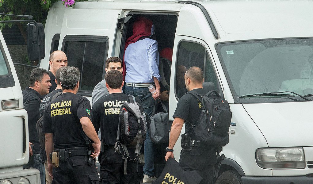 DNT 4400 14-11-2014 SAO PAULO - SP / NACIONAL OE / OPERACAO LAVA JATO - Presos pela investigacao Lava Jato da Policia Federal saem da sede da PF no bairro da Lapa, zona oeste de Sao Paulo - FOTO DANIEL TEIXEIRA/ESTADAO (Foto: Aquiles Lins) DNT 4400 14-11-2014 SAO PAULO - SP / NACIONAL OE / OPERACAO LAVA JATO - Presos pela investigacao Lava Jato da Policia Federal saem da sede da PF no bairro da Lapa, zona oeste de Sao Paulo - FOTO DANIEL TEIXEIRA/ESTADAO