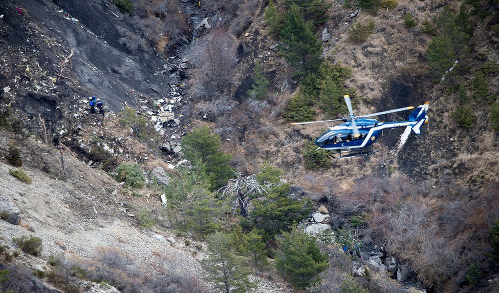 Ao mesmo tempo que as equipas de resgate retomaram esta manhã as operações de busca dos destroços do avião da Germanwings, que se despenhou terça-feira nos Alpes franceses, o ministro do Interior, Bernard Cazeneuve, confirmou que, apesar de danificada, é (Foto: Paulo Emílio) Ao mesmo tempo que as equipas de resgate retomaram esta manhã as operações de busca dos destroços do avião da Germanwings, que se despenhou terça-feira nos Alpes franceses, o ministro do Interior, Bernard Cazeneuve, confirmou que, apesar de danificada, é