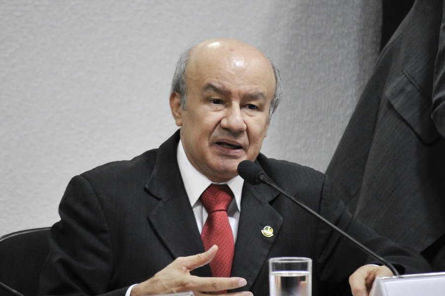 Senador José Pimentel (PT-CE), relator da Comissão Parlamentar de Inquérito (CPI) da Petrobras, durante reunião para ouvir o ex-diretor Internacional da empresa, Jorge Zelada (Foto: Renata Paiva) Senador José Pimentel (PT-CE), relator da Comissão Parlamentar de Inquérito (CPI) da Petrobras, durante reunião para ouvir o ex-diretor Internacional da empresa, Jorge Zelada