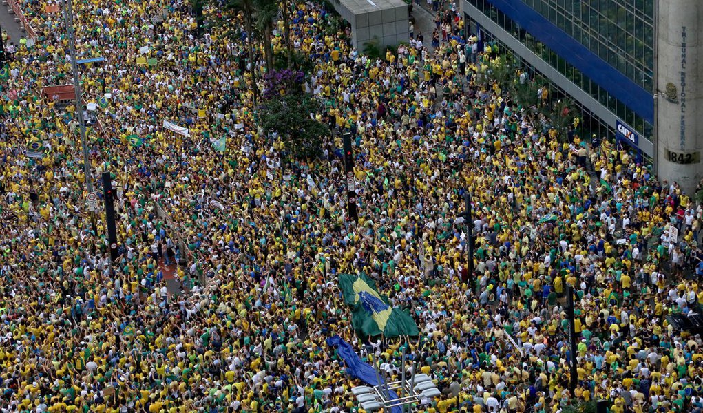 São Paulo 15/03/2015 - PROTESTO - Mais de um milhão de pessoas protestam contra o atual governo da presidebta Dilma Rousseff na Av. Paulista. Foto: Robson Fernandjes/LIGASP/Fotos Públicas (Foto: Valter Lima) www.brasil247.com - São Paulo 15/03/2015 - PROTESTO - Mais de um milhão de pessoas protestam contra o atual governo da presidebta Dilma Rousseff na Av. Paulista. Foto: Robson Fernandjes/LIGASP/Fotos Públicas