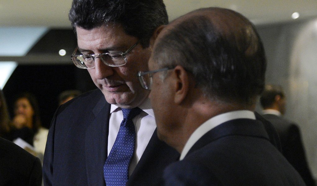 Os governadores Luiz Fernando Pez�o e Fernando Pimentel, e os ministros Joaquim Levy e Aloizio Mercadante falam com a imprensa ap�s reuni�o no Planalto (F�bio Rodrigues Pozzebom/Ag�ncia Brasil) (Foto: Roberta Namour) Os governadores Luiz Fernando Pez�o e Fernando Pimentel, e os ministros Joaquim Levy e Aloizio Mercadante falam com a imprensa ap�s reuni�o no Planalto (F�bio Rodrigues Pozzebom/Ag�ncia Brasil)