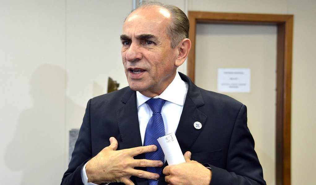 Bras�lia - O ministro Marcelo Castro conversa com a imprensa sobre a nova vacina de combate ao v�rus Zika, ao chegar ao Minist�rio da Sa�de (Valter Campanato/Ag�ncia Brasil) (Foto: Aquiles Lins) Bras�lia - O ministro Marcelo Castro conversa com a imprensa sobre a nova vacina de combate ao v�rus Zika, ao chegar ao Minist�rio da Sa�de (Valter Campanato/Ag�ncia Brasil)
