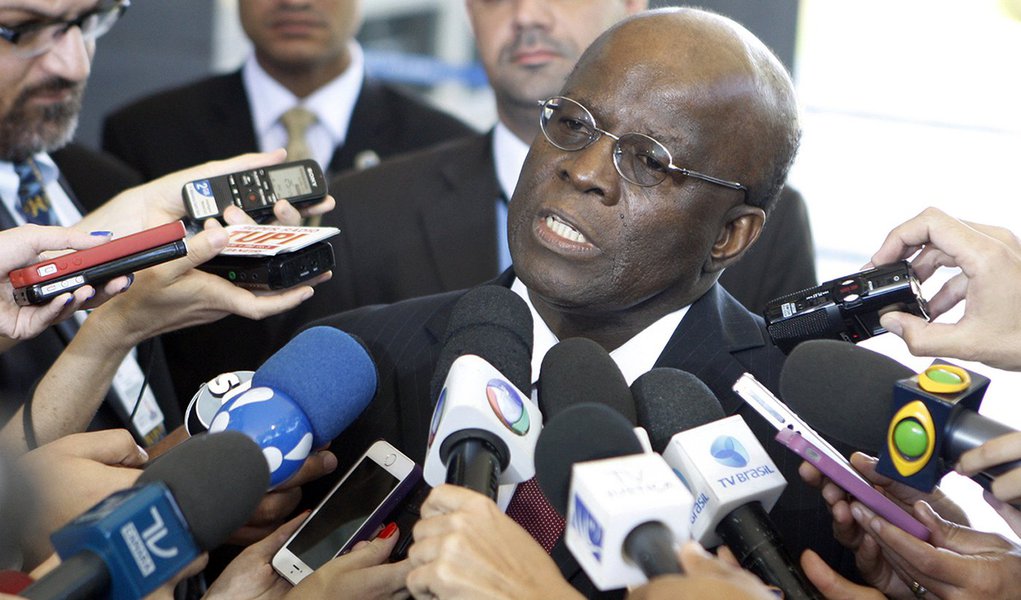 Ministro Joaquim Barbosa tira fotos com jornalistas após sessão extraordinária do STF. Foto:Nelson Jr./SCO/STF (01/07/2014) (Foto: Charles Nisz) Ministro Joaquim Barbosa tira fotos com jornalistas após sessão extraordinária do STF. Foto:Nelson Jr./SCO/STF (01/07/2014)